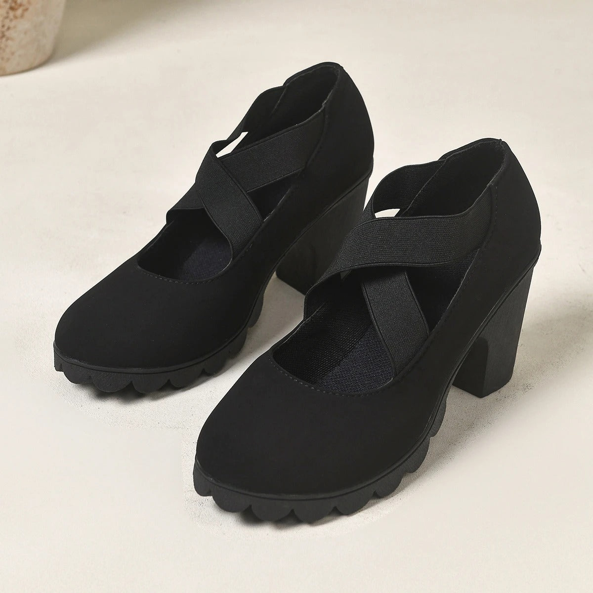 Zapatos Mary Jane de mujer con plataforma, tiras cruzadas y tacón alto.