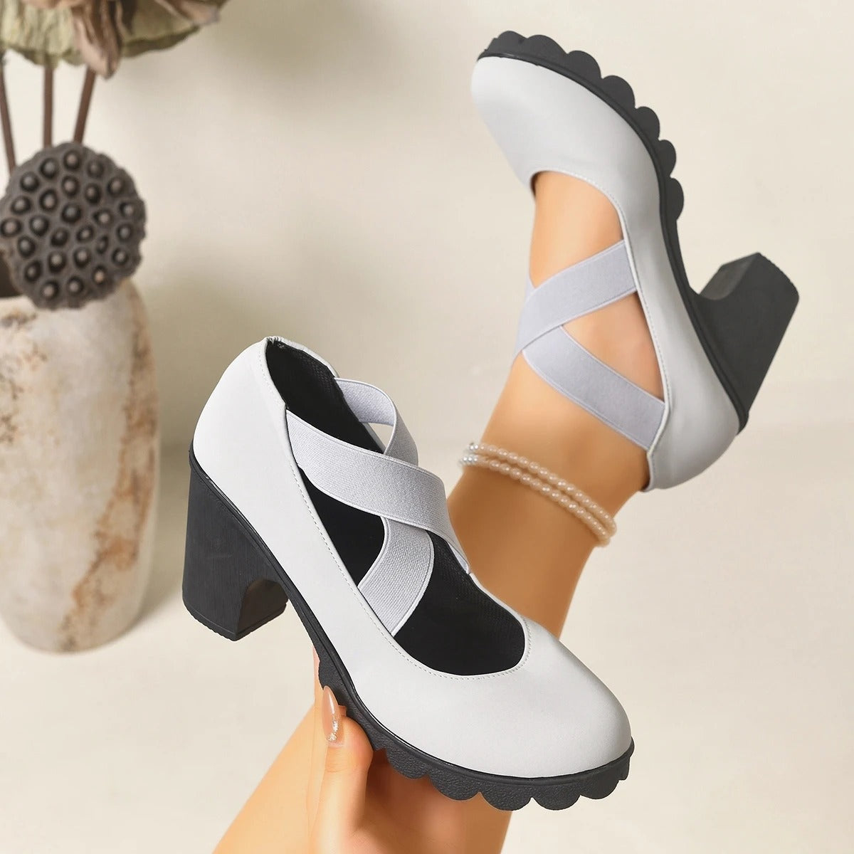 Zapatos Mary Jane de mujer con plataforma, tiras cruzadas y tacón alto.