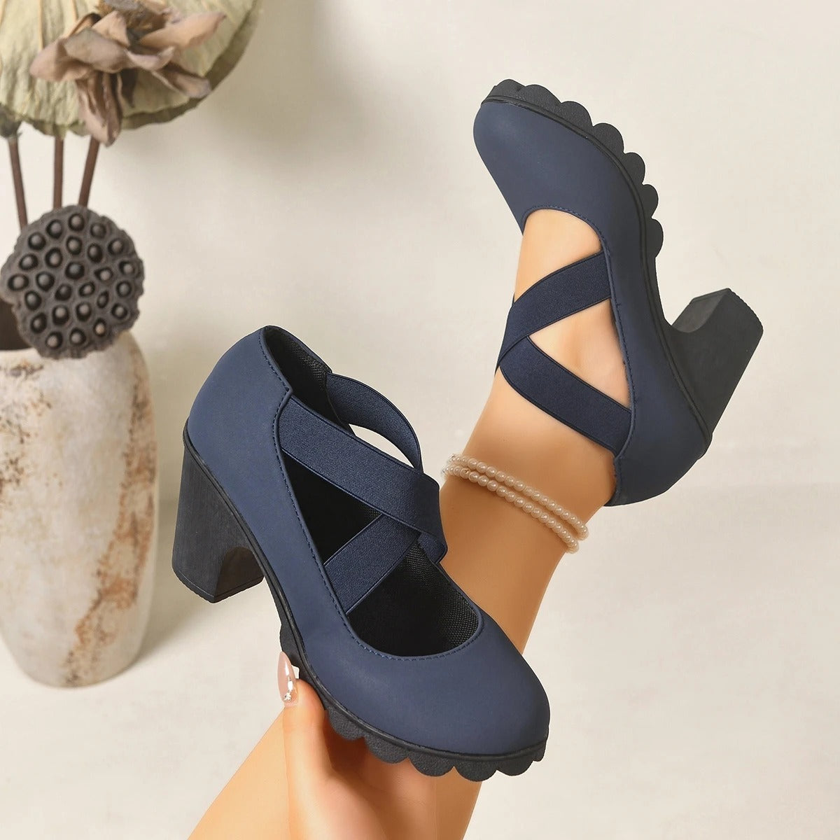 Zapatos Mary Jane de mujer con plataforma, tiras cruzadas y tacón alto.