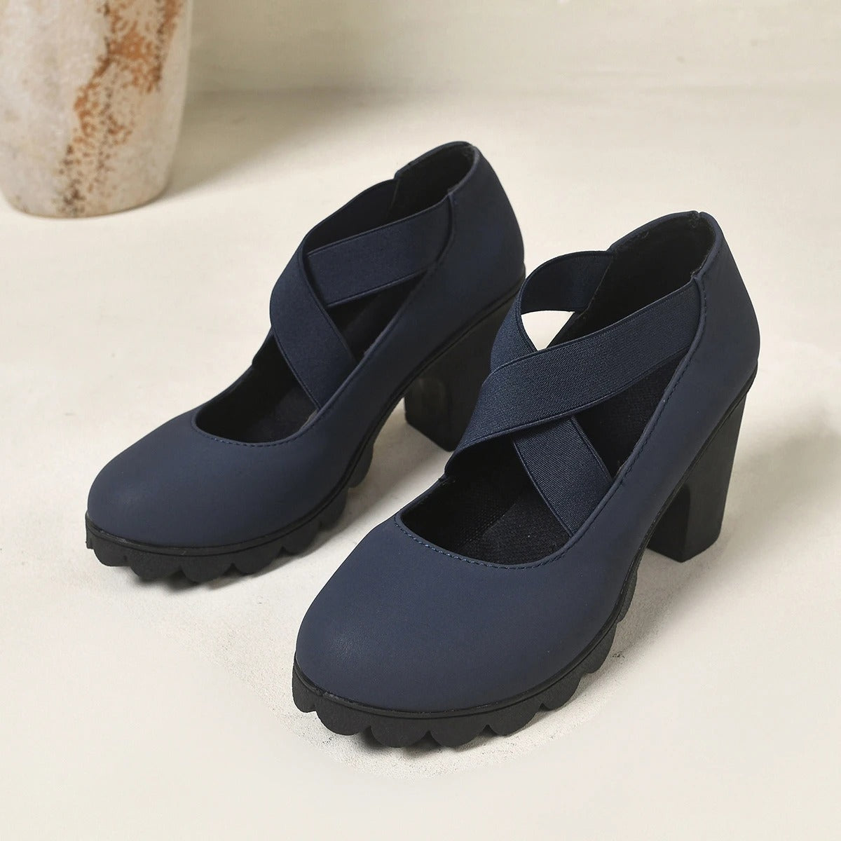 Zapatos Mary Jane de mujer con plataforma, tiras cruzadas y tacón alto.