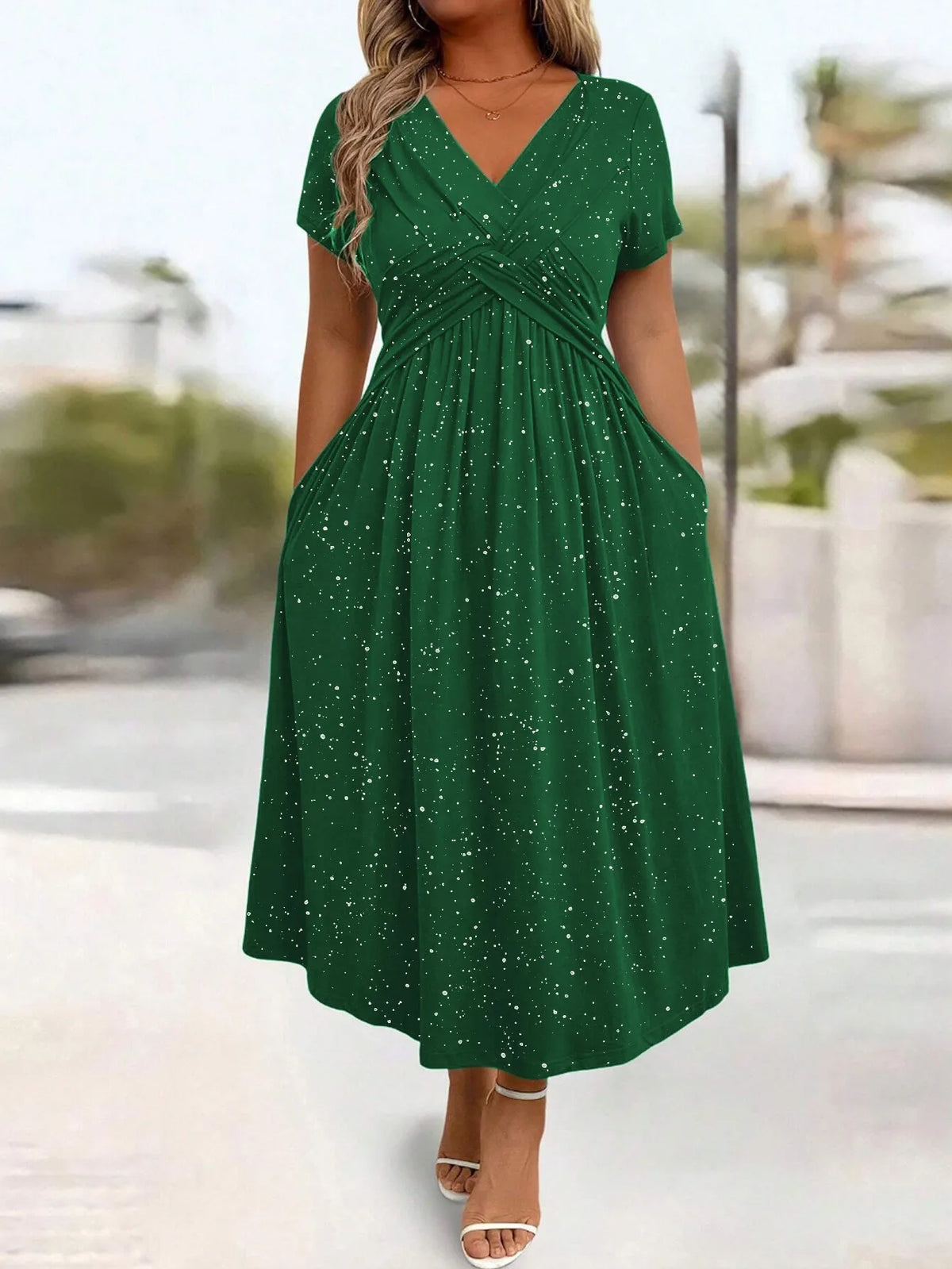 Vestido Midi Estampado com Decote V e Cintura Marcada