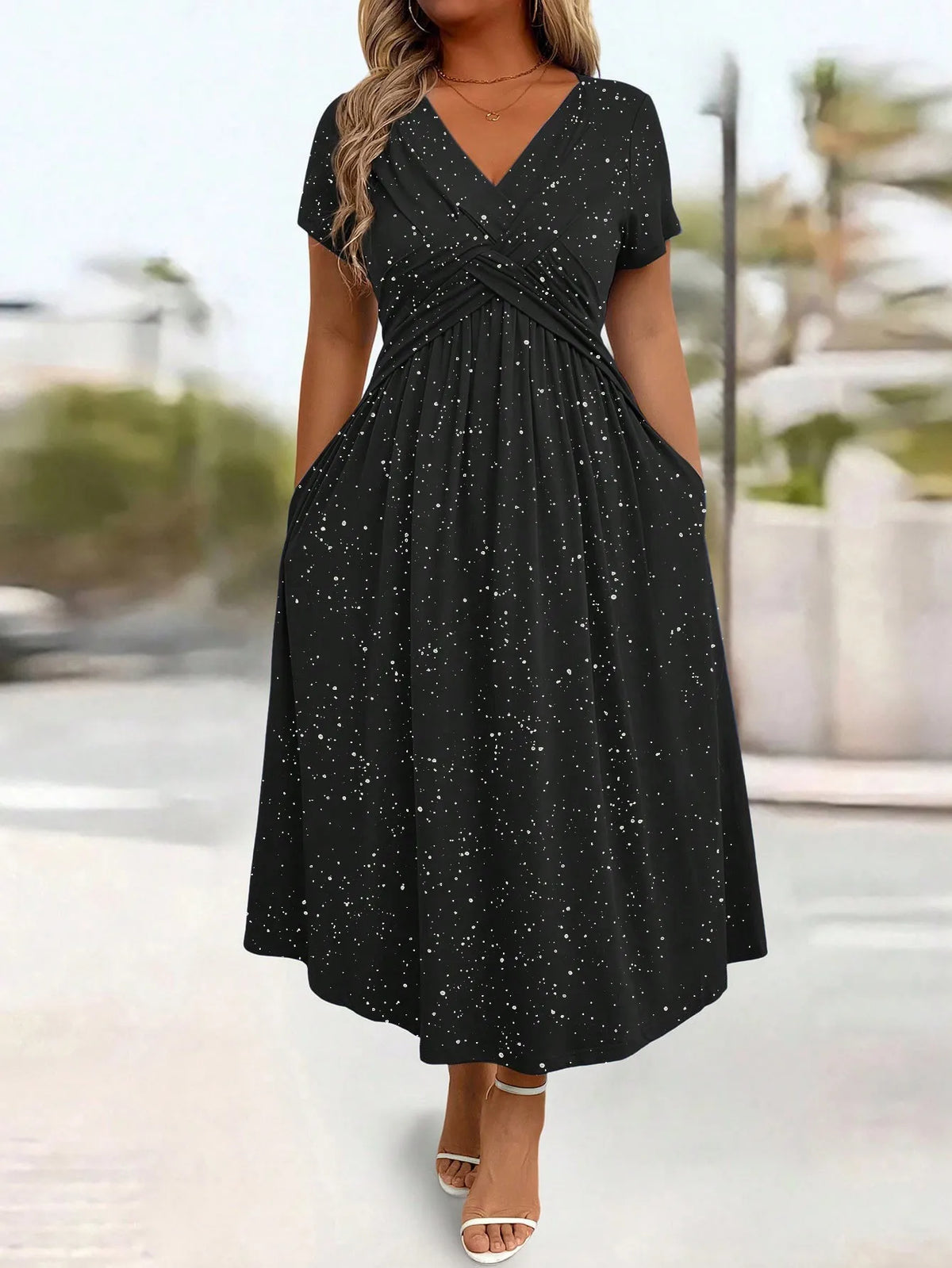 Vestido Midi Estampado com Decote V e Cintura Marcada