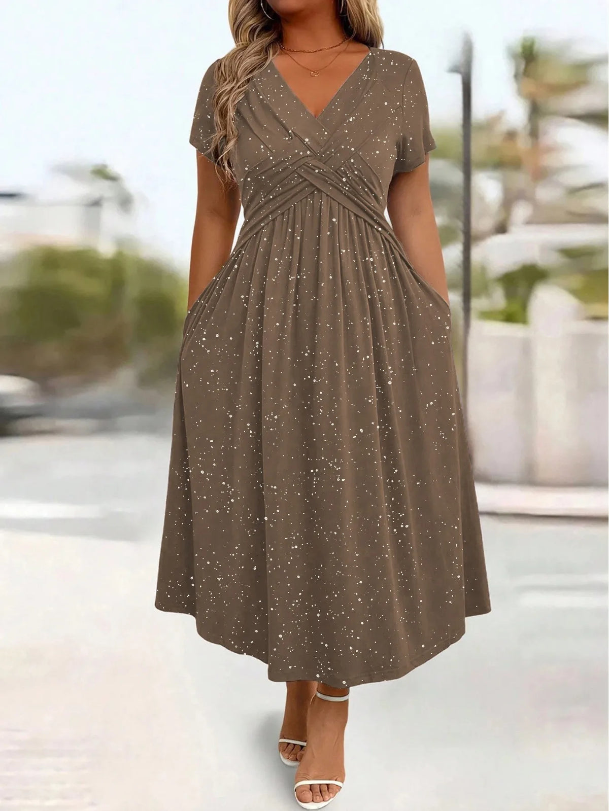 Vestido Midi Estampado com Decote V e Cintura Marcada