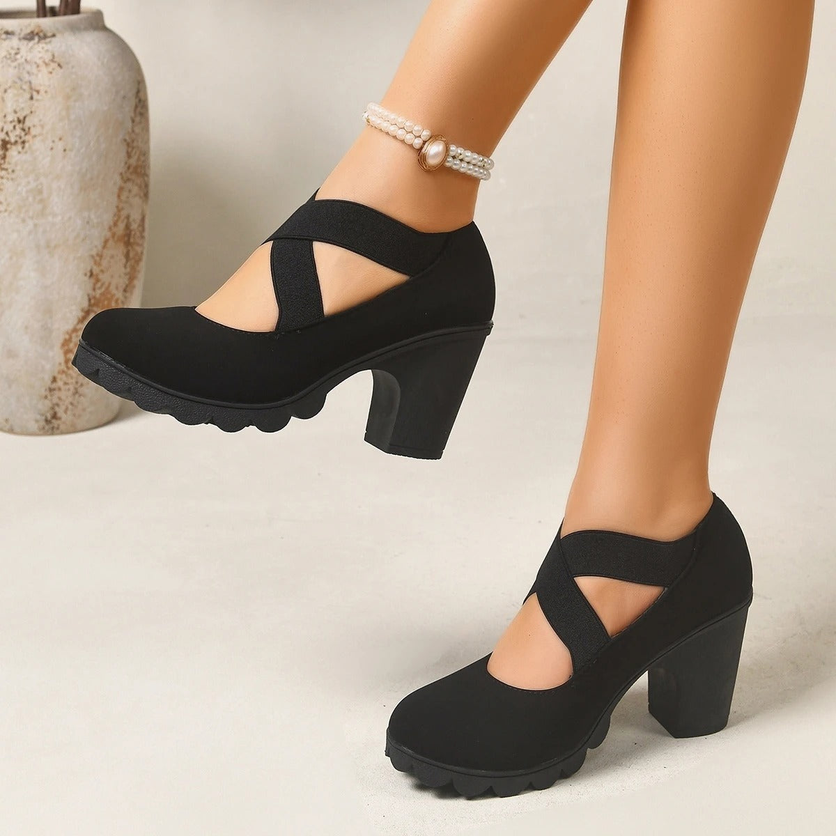 Zapatos Mary Jane de mujer con plataforma, tiras cruzadas y tacón alto.