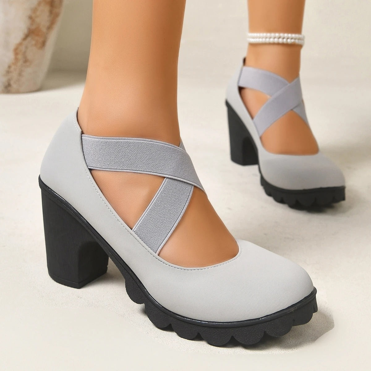 Zapatos Mary Jane de mujer con plataforma, tiras cruzadas y tacón alto.