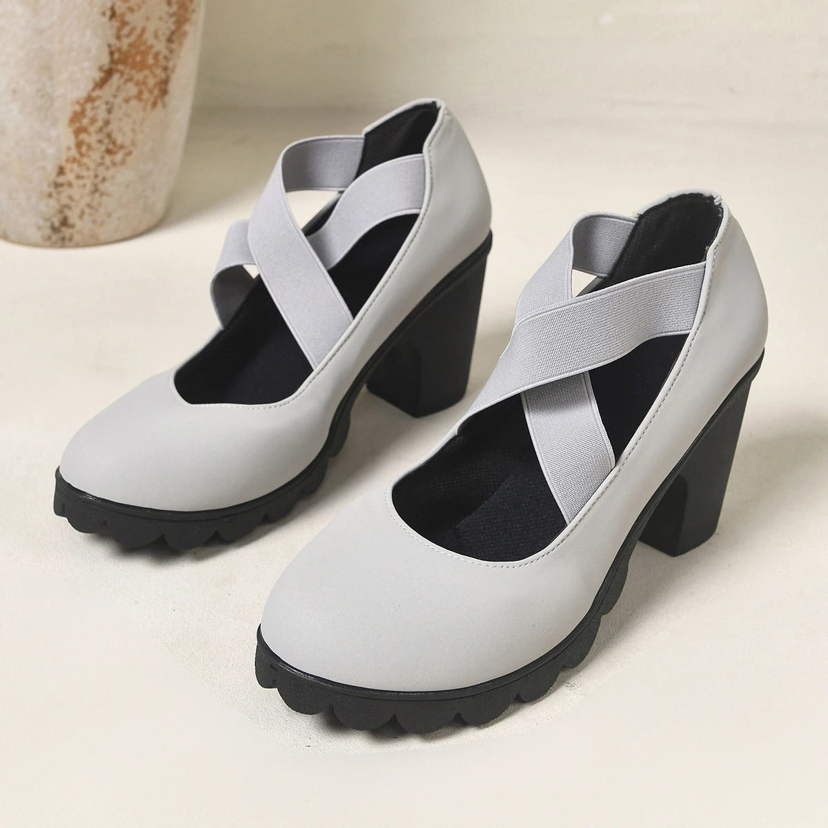 Zapatos Mary Jane de mujer con plataforma, tiras cruzadas y tacón alto.