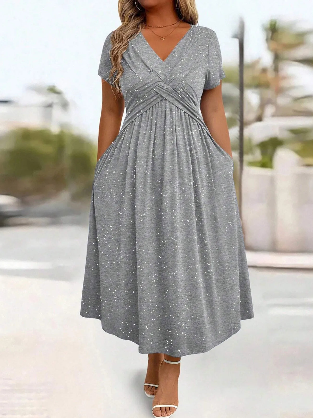 Vestido Midi Estampado com Decote V e Cintura Marcada