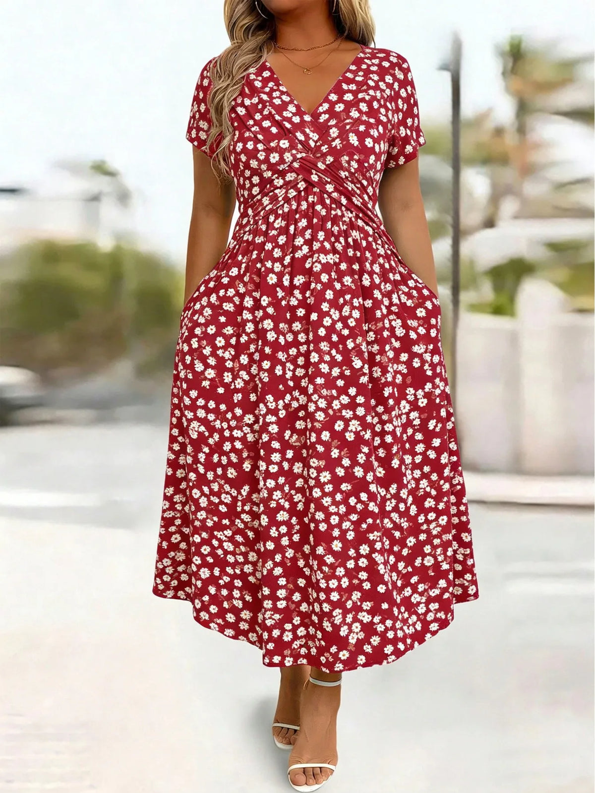 Vestido Midi Estampado com Decote V e Cintura Marcada