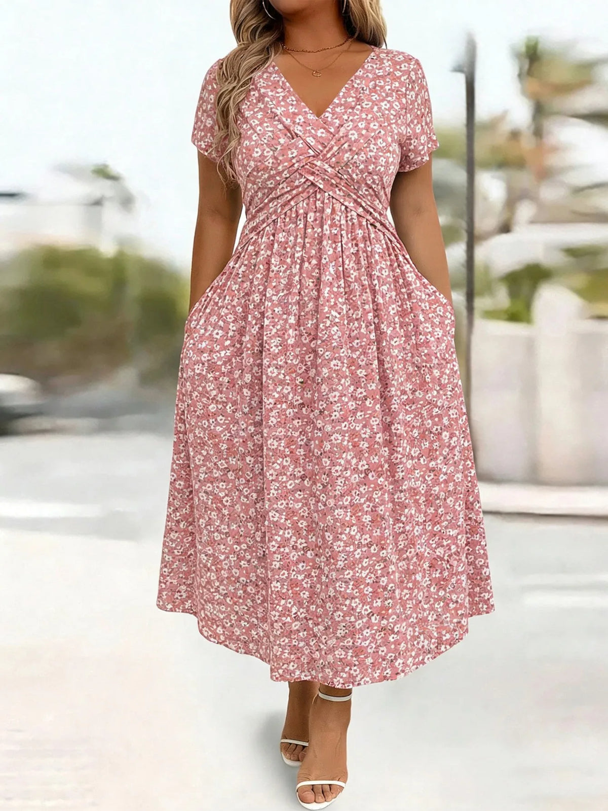 Vestido Midi Estampado com Decote V e Cintura Marcada
