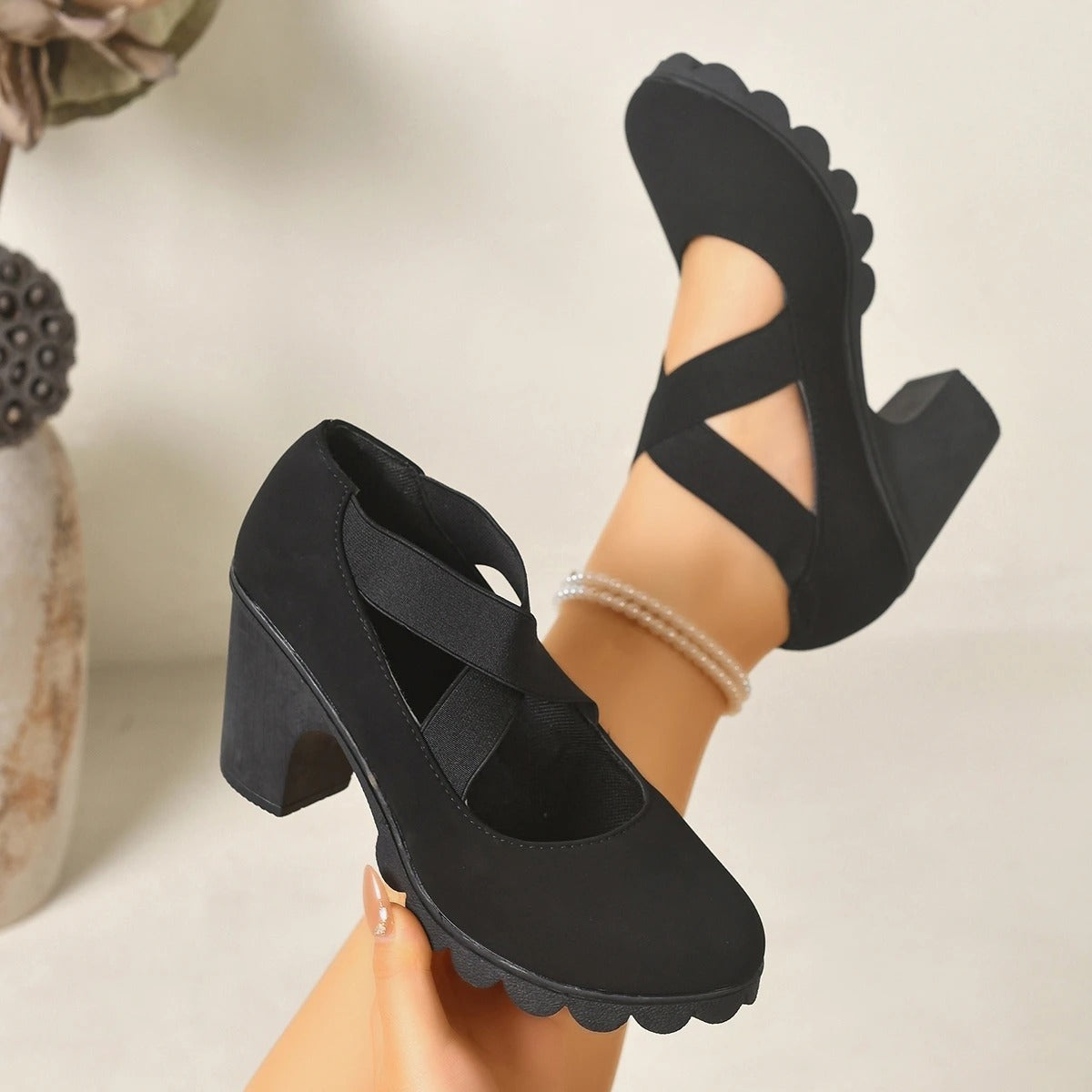 Zapatos Mary Jane de mujer con plataforma, tiras cruzadas y tacón alto.
